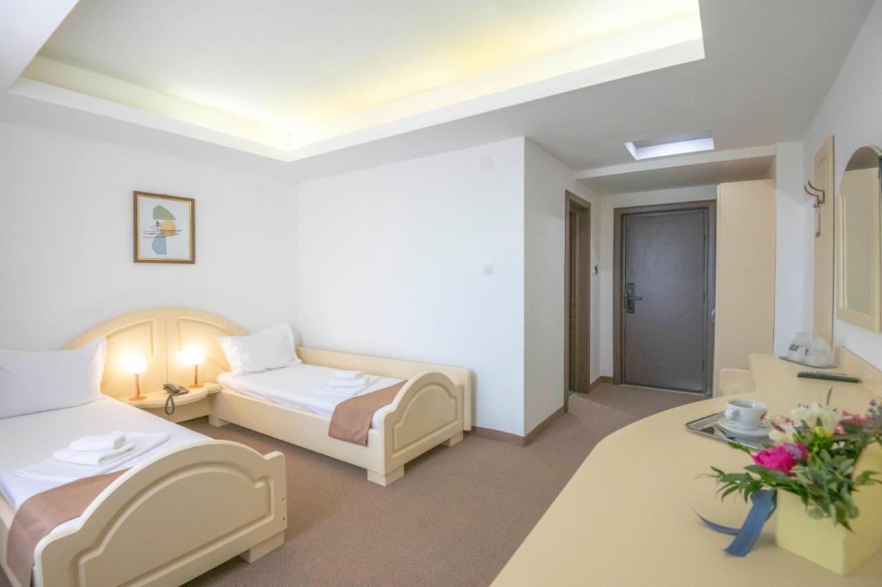 Hotel Randy Constanta Bagian luar foto