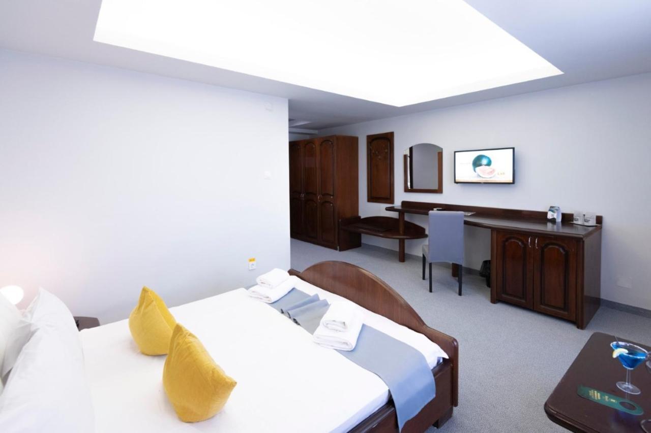 Hotel Randy Constanta Bagian luar foto